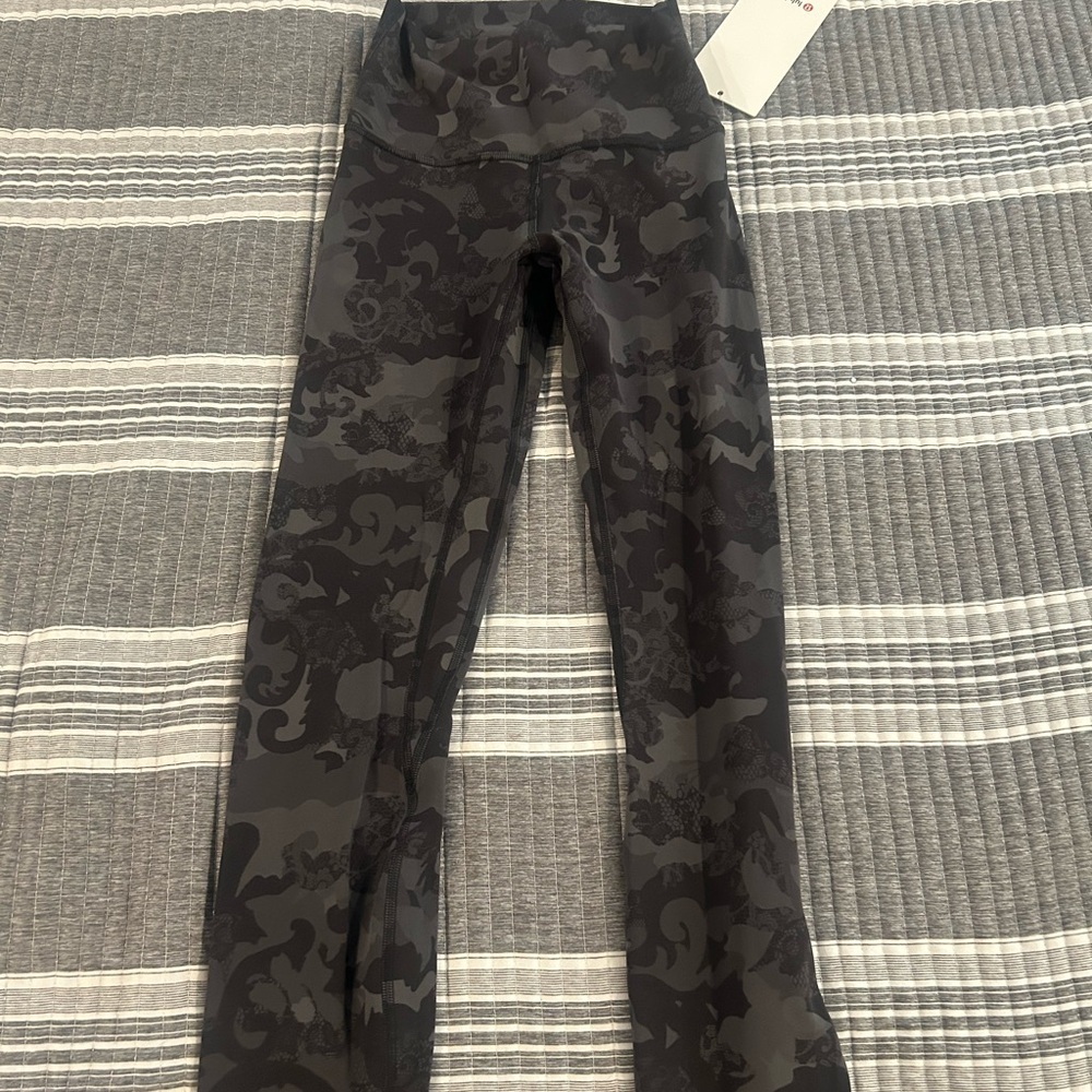 NWT Lululemon Cropped 23โLeggings Womenโs Size 2